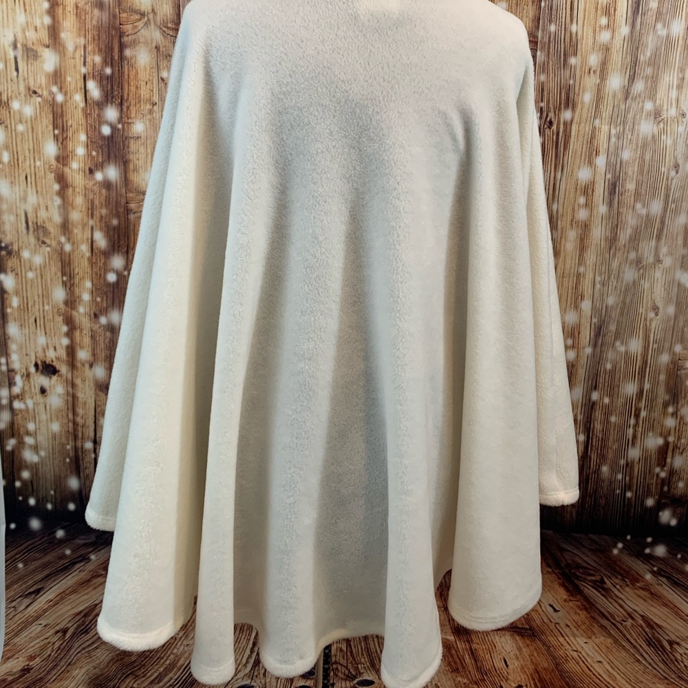 Cape Winter White never worn. CB Casuals one size. - Picture 6 of 7